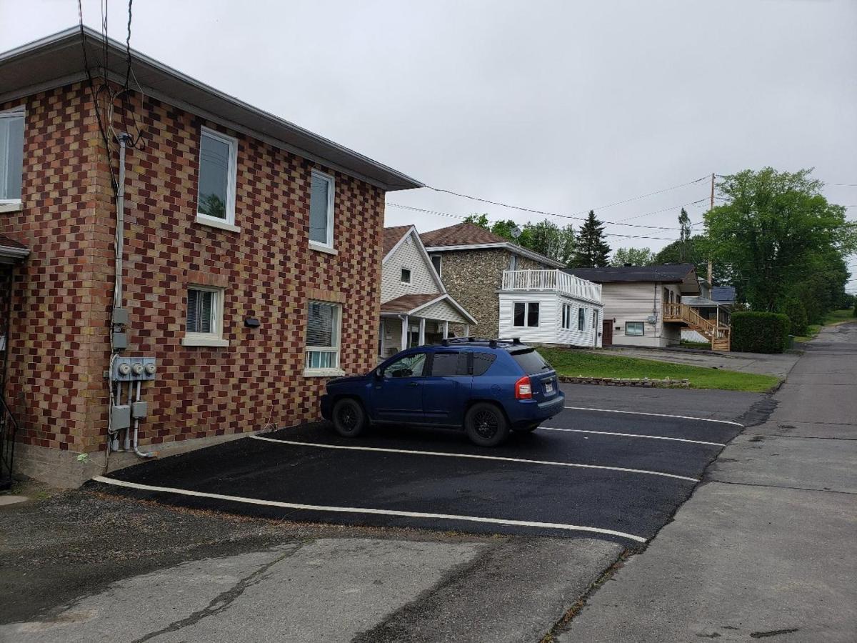 Downtown Apartment Next To Highway Netflix+Wifi Edmundston Bagian luar foto